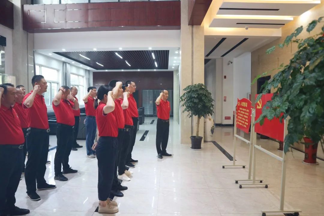 永遠(yuǎn)跟黨走，奮進(jìn)新征程