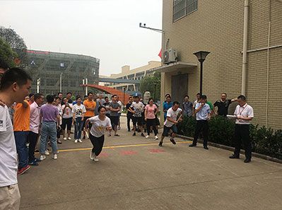 夏意漸濃迎賽事，接力短跑逞英豪