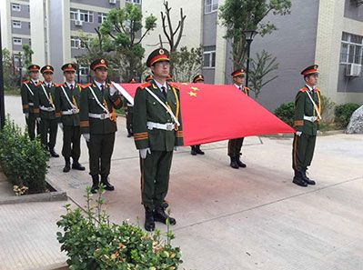 國(guó)歌嘹亮，紅旗招展--熱烈祝賀天虹公司圓滿舉行了新工業(yè)園揭牌儀式和升旗儀式